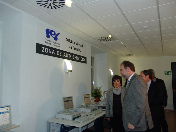 El consejero de Educación, Formación y Empleo, Constantino Sotoca, en la inauguración de la Oficina Virtual de Empleo de Pliego, junto a la alcaldesa, Isabel Toledo, y el director del SEF, Ginés Martínez