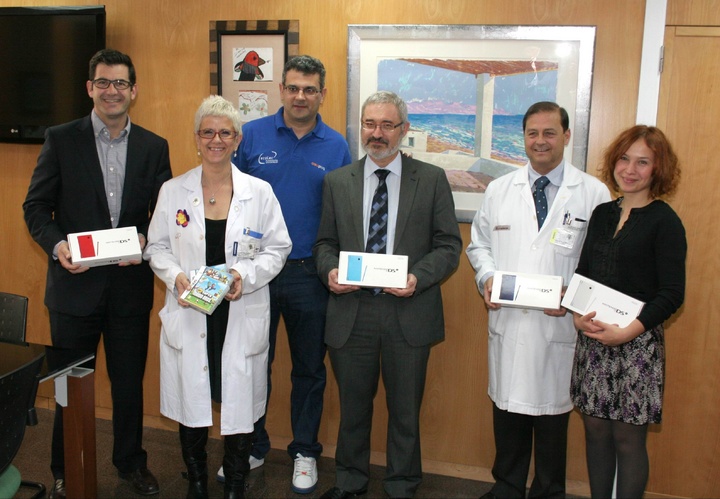El Hospital Virgen de la Arrixaca recibe cuatro videoconsolas y cuatro videojuegos para los niños hospitalizados