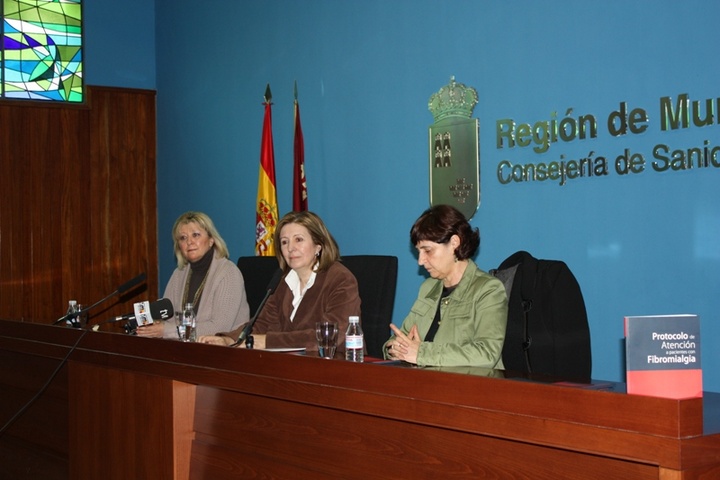 La consejera de Sanidad presenta el 'Protocolo de Atención a Pacientes con Fibromialgia'