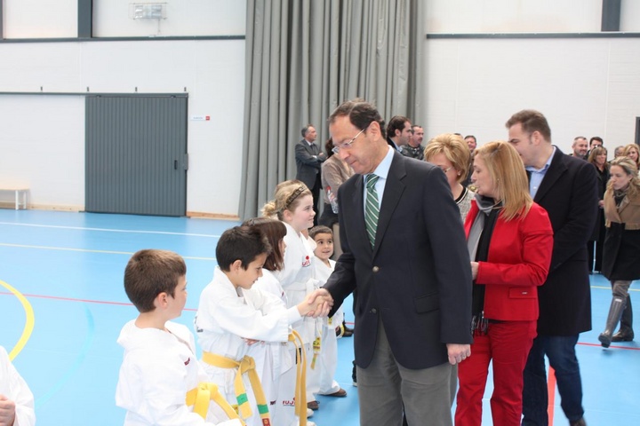 La consejera de Presidencia y Administraciones Públicas, María Pedro Reverte y el alcalde de Murcia, Miguel Ángel Cámara, durante la inauguración del nuevo pabellón deportivo de la pedanía de Sucina (2)
