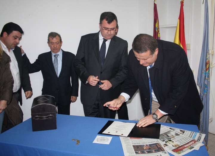 El consejero José Ballesta y el alcalde de La Unión, Francisco Bernabé, durante el acto de colocación de la primera piedra del Museo de la Semana Santa Minera