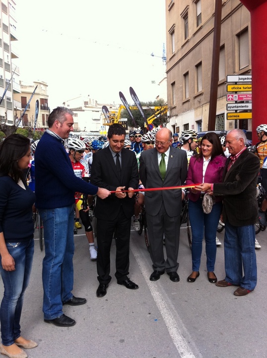 El consejero de Cultura y Turismo y el alcalde de Cieza cortan la cinta de salida de la última etapa de la Vuelta a Murcia Máster 2011