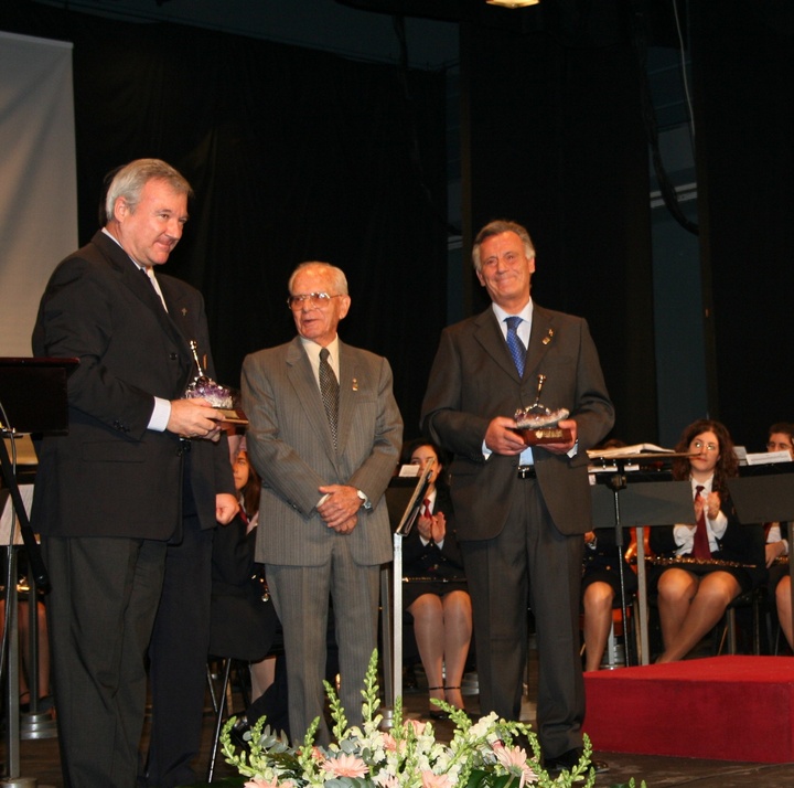 El presidente de la Comunidad, Ramón Luis Valcárcel, recibe la 'Boquilla de Oro' a la Difusión de la Cultura Murciana 2006 entregado por la Agrupación Musical de Beniaján