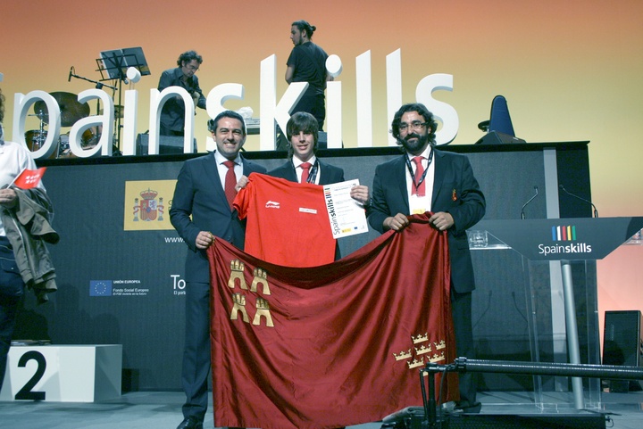 El ganador de la medalla de oro, Sergio Vergara, entre el director general de Formación Profesional y Educación de Personas Adultas, Joaquín Buendía (izquierda) y el profesor del IES Castillo Puche de