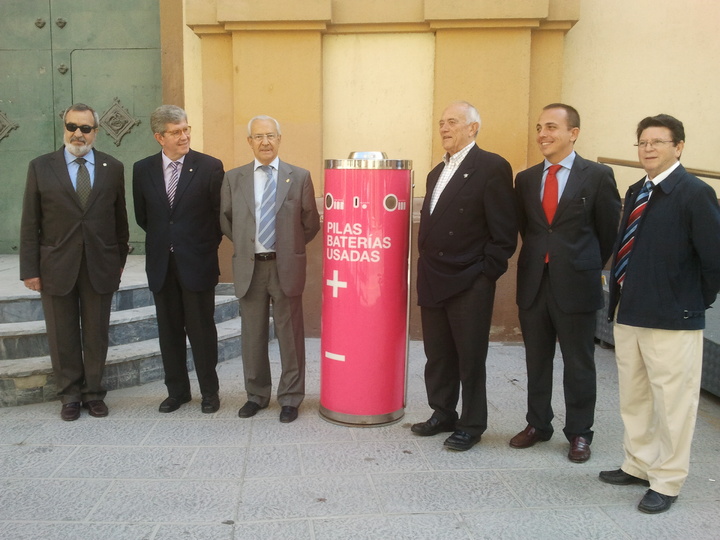 En la imagen el director general Francisco Espejo (2º derecha), junto a los responsables de las diferentes cofradías cartageneras.