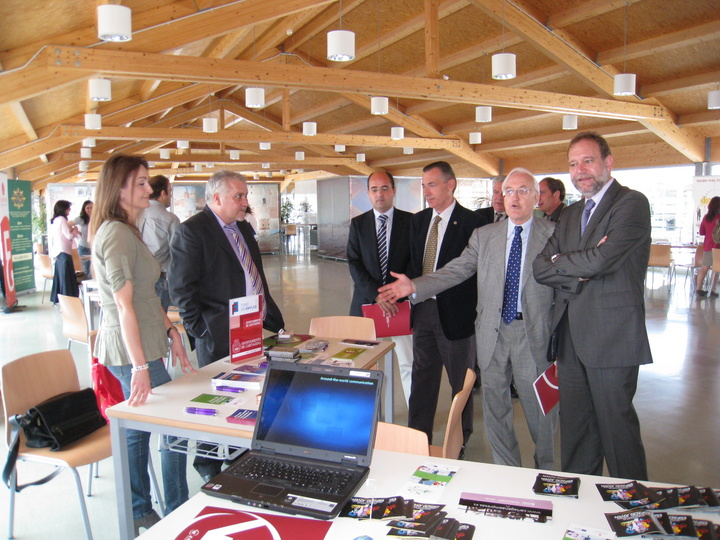 El consejero de Educación, Formación y Empleo, Constantino Sotoca, visita los stand del Foro de Empleo Universitario de Cartagena 2011, junto con el director gerente de la Fundación Universidad Empresa de la Región de Murcia, Enrique Egea
