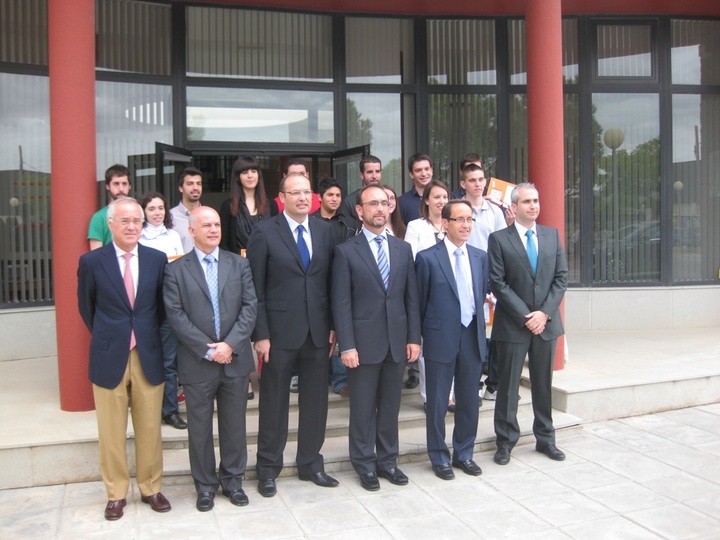 Foto de familia de los alumnos del XII Máster Universitario en Diseño y Organización Industrial para el sector del mueble con el consejero de Universidades, Empresa e Investigación, Salvador Marín