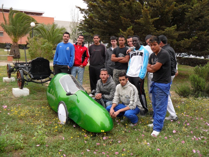 Los alumnos del IES Politécnico, de Cartagena, con el coche que llevarán a la competición en Alemania
