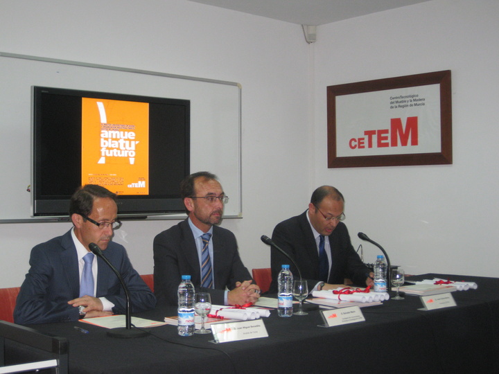 El consejero de Universidades, Empresa e Investigación, Salvador Marín (centro), acompañado del alcalde de Yecla, Juan Miguel Benedito (izq.), clausuró hoy el XII Máster Universitario en Diseño y Organización Industrial para el sector del mueble organizado por el Centro Tecnológico de la Madera y del Mueble