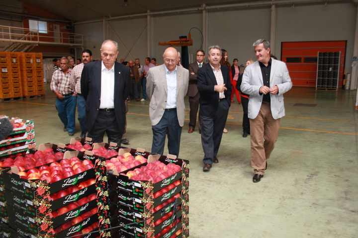 Cerdá visita las instalaciones de la cooperativa agrícola Thader, en Cieza