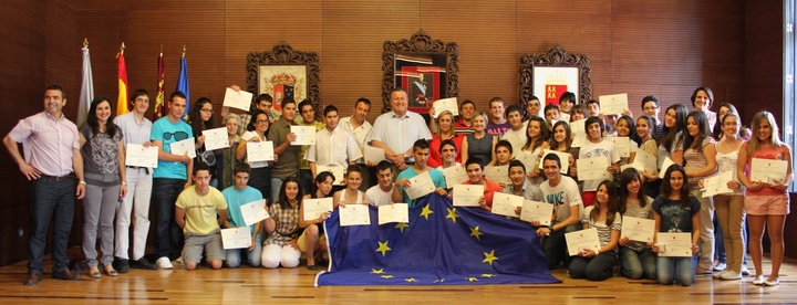 Alumnos y profesores del colegio Nuestra Señora del Carmen de La Unión que han resultado finalistas del concurso Euroscola 2011