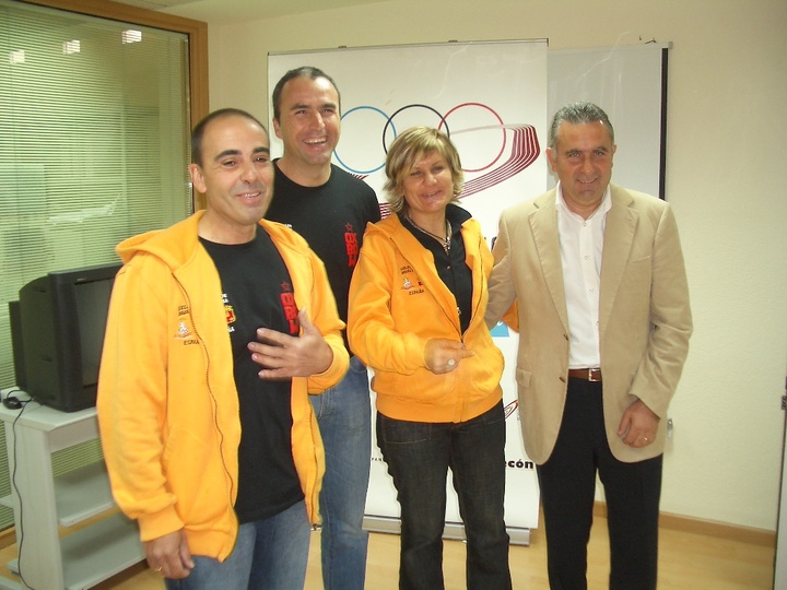 Foto: De izq a derch. Agustín Moreno, Marco Antonio Vivanco y Mª Carmen Ortiz junto con Juan Antonio Morales, Director General de Deportes.