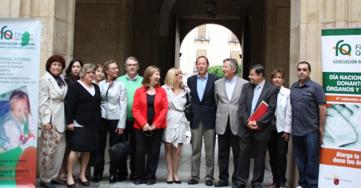 Palacios asiste a la foto solidaria de la Asociación de Lucha contra la Fibrosis Quística de la Región de Murcia