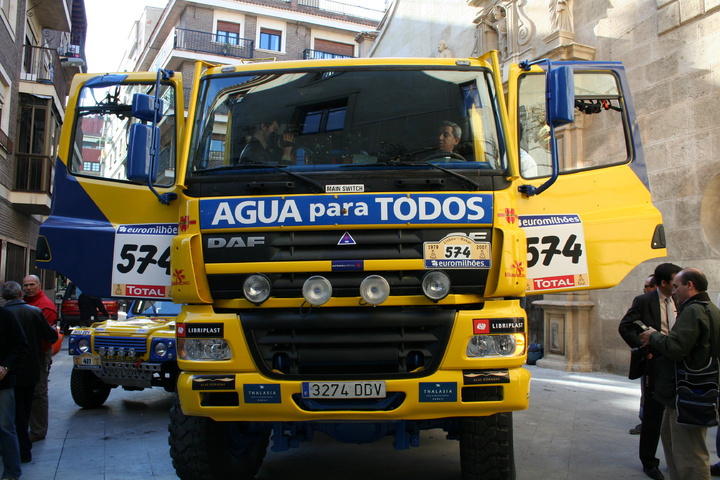 presenta a los pilotos murcianos y los vehículos con los que participarán en el Rally Lisboa-Dakar 2007