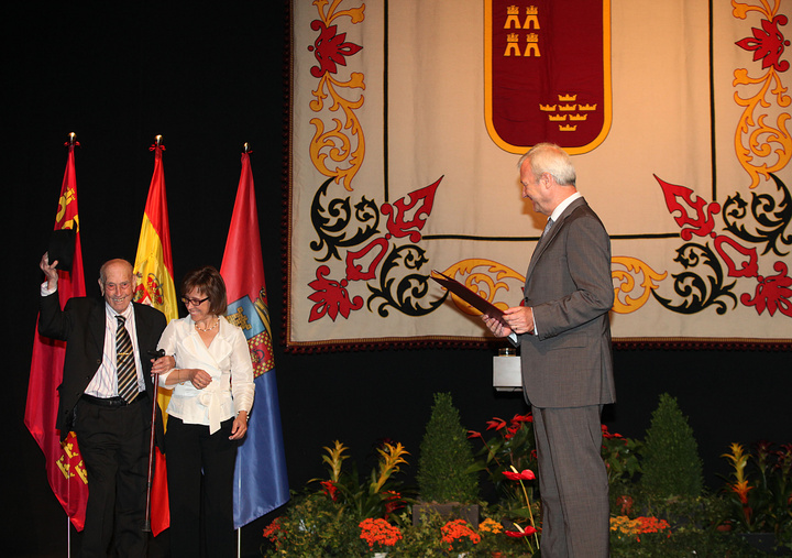 Entrega de los Diplomas de Servicios Distinguidos a la Comunidad (3)