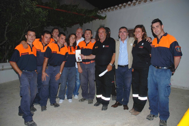 El consejero de Justicia y Seguridad Ciudadana en funciones, junto a autoridades y voluntarios de Protección Civil en Cehegín