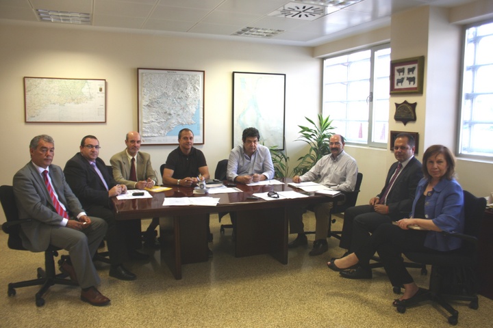 El director general de Ganadería y Pesca, Adolfo Falagán, durante la reunión mantenida con representantes de las entidades financieras Cajamurcia, Caja Mediterráneo, Cajamar y La Caixa, y la Universidad Politécnica de Cartagena, para constituir el comité de seguimiento del proyecto sobre la cría de atún rojo en cautividad.