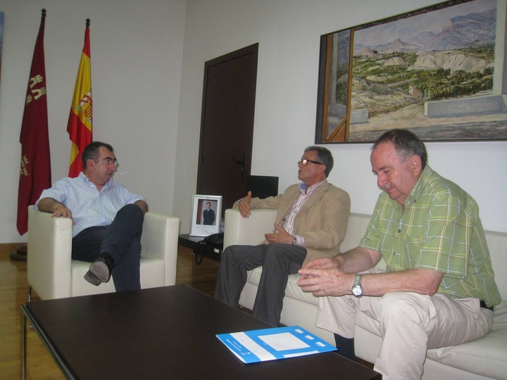 Reunión del consejero Manuel Campos y el alcalde de Abarán para el desarrollo de proyectos que mejoran la actuación policial