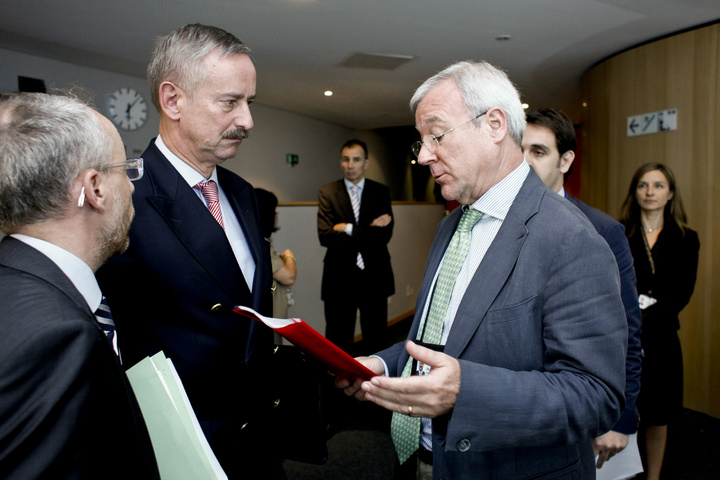 Valcárcel entrega la declaración de Murcia a favor del Corredor Mediterráneo íntegro al comisario europeo de Transportes (1)