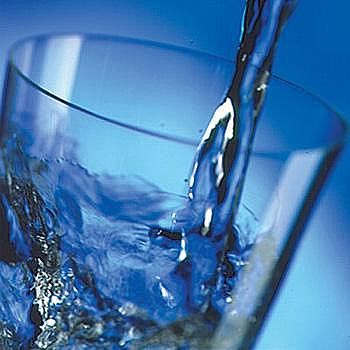 Beber agua u otros líquidos sin esperar a tener sed es uno de los consejos para evitar los golpes de calor