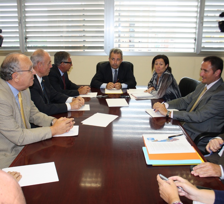 Los consejeros de Agricultura y Agua de las comunidades de Valencia y Murcia, Maritina Hernández y Antonio Cerdá, respectivamente, durante la reunión.