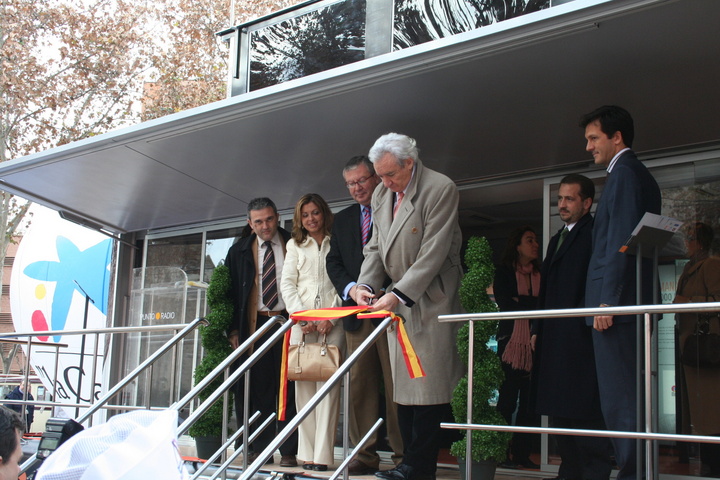 El secretario general de la Presidencia, José Antonio Ruiz Vivo, junto con Luis del Olmo en la inauguración de la Fiesta de Punto Radio en el Jardín de San Esteban.