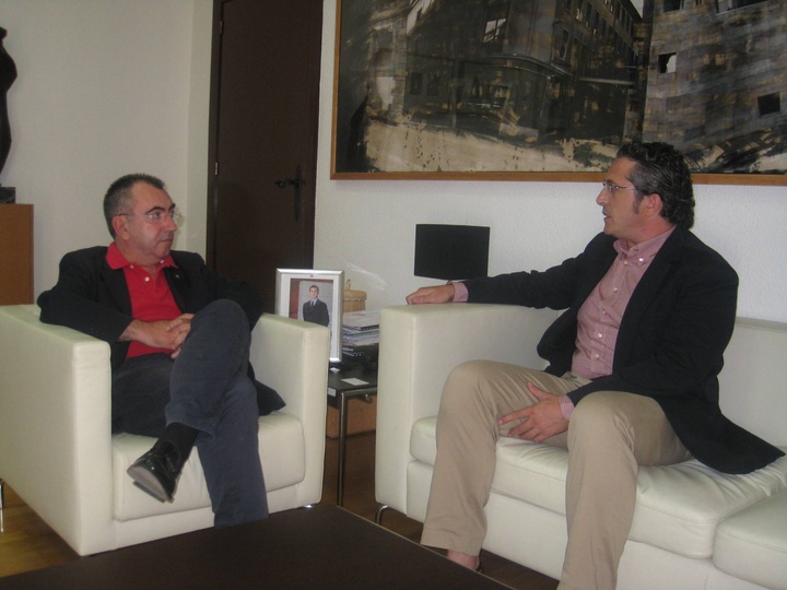 El consejero de Presidencia recibe al delegado de Cespa