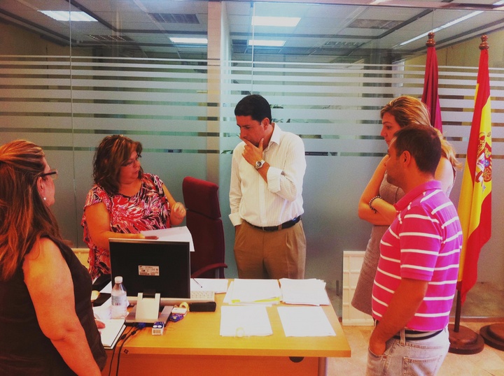 El consejero de Obras Públicas y Ordenación del Territorio, Antonio Sevilla, vista las oficinas de atención a los ciudadanos en Lorca