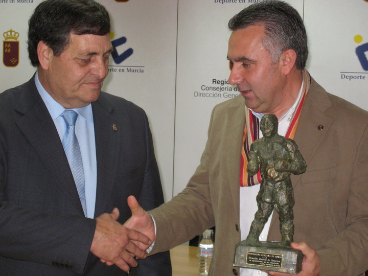 El director general de Deportes recibe un premio de la Federación Murciana de Boxeo por su apoyo a este deporte