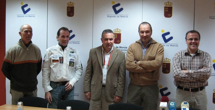 El director general de Deportes, con los pilotos murcianos que participaron en el rally Lisboa-Dakar 2007