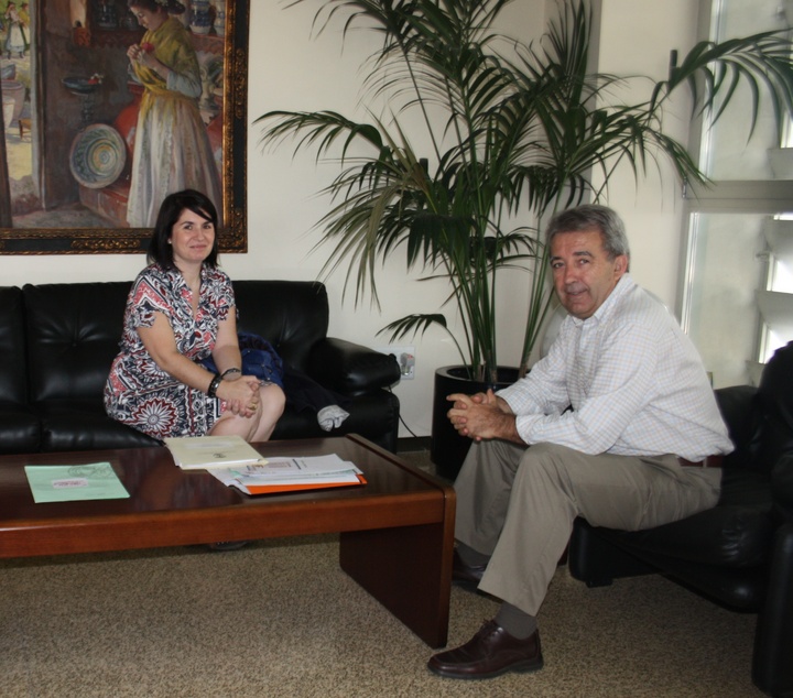 La alcaldesa de Totana, Isabel María Sánchez, y el consejero de Agricultura y Agua, Antonio Cerdá, durante la reunión