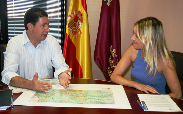 Reunión del consejero Sevilla con la concejal de Infraestructuras del Ayuntamiento de Murcia, Ana Martínez