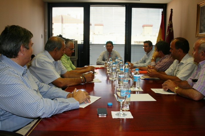 Antonio Sevilla se reúne con empresas transporte
