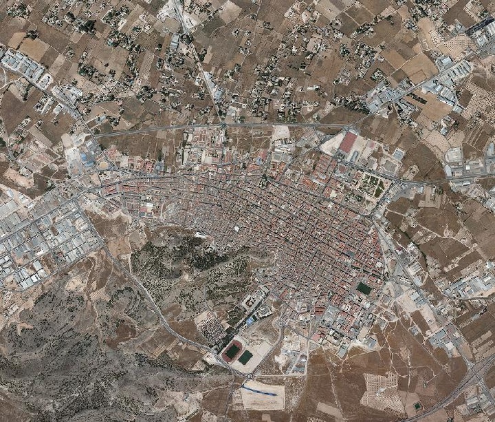 Imagen aérea del núcleo urbano de Yecla, disponible en Cartomur