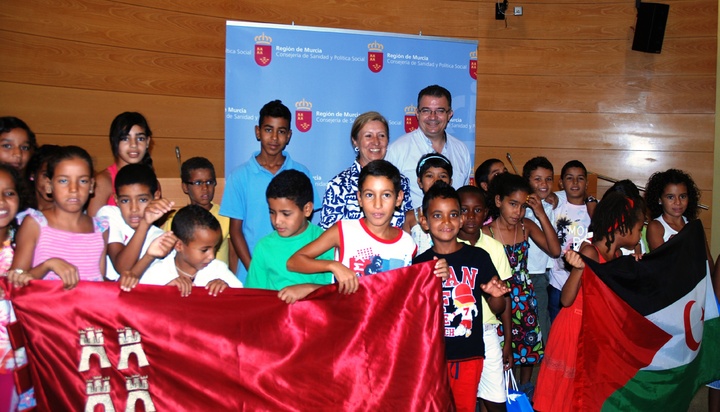 Palacios recibe a los niños saharauis que participan en el programa 'Vacaciones en Paz'