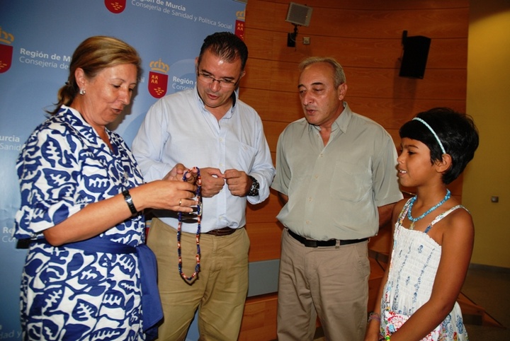 La consejera de Sanidad y Política Social recibe a los participantes del programa 'Vacaciones en Paz'
