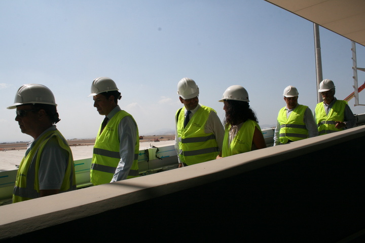 El consejero Sevilla recibe a un representante de Spanair (2)