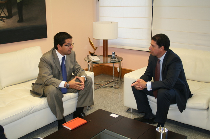 El consejero Sevilla recibe a un representante de Spanair (1)