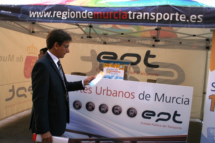 El director gerente de la Entidad Pública del Transporte, Luis Lorente, visita la carpa de la Semana Europea de la Movilidad