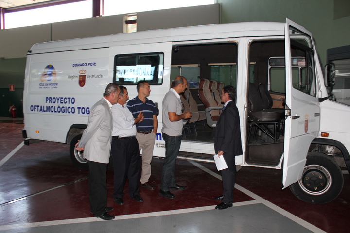 Donación de un microbús del Parque Móvil Regional a la ONG Azul en Acción (II)