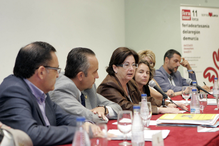 Mesa redonda 'Conocer el punto de vista sobre el Ahorro y Eficiencia Energética, la internacionalización de la empresa artesana y el diseño en la artesanía'