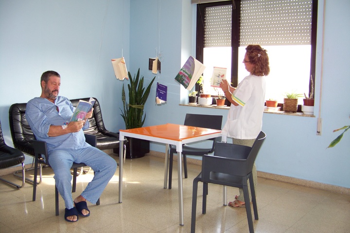 El Área de Salud VI Vega Media acoge la obra poética de la artista Carmen Montero