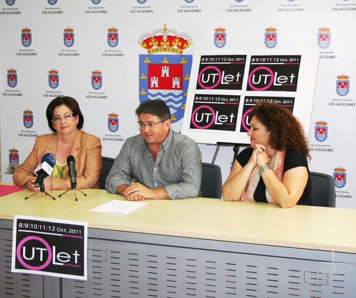 María Dolores Alarcón presenta la Feria Outlet de Los Alcázares