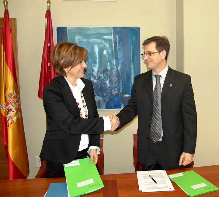 La consejera, María Teresa Herranz, y el presidente del Colegio de Ópticos-Optometristas de la Región firman un convenio para colaborar en la formación y promoción de la profesión