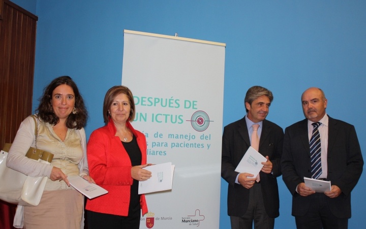 La consejera de Sanidad presenta la 'Guía de manejo de Ictus para pacientes y familiares'