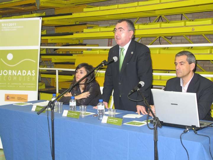 El consejero Campos, en la inauguración de las jornadas 'Ecomujer'