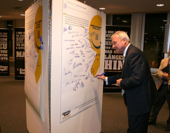 El jefe de Ejecutivo firma en una exposición de la FAO en Bruselas