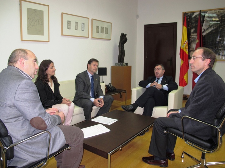 El consejero de Presidencia recibe al alcalde de Bullas