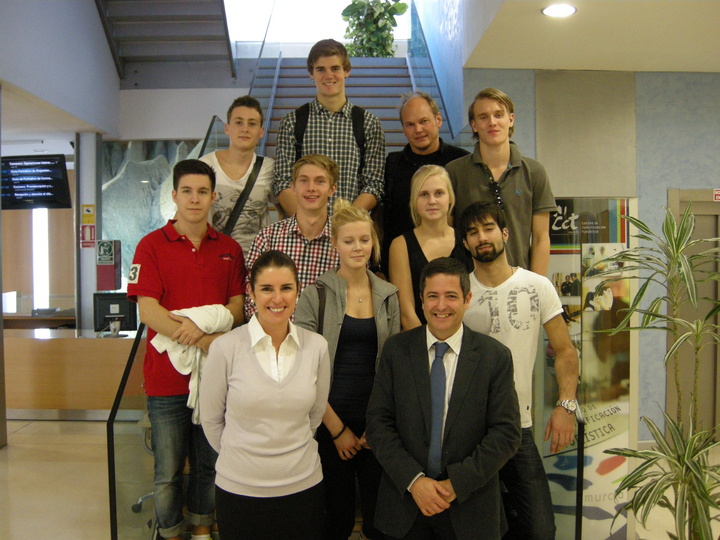 El director general de Turismo, Enrique Ujaldón, con jóvenes suecos realizan prácticas en empresas turísticas de la Región de Murcia
