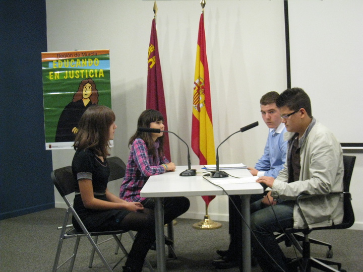 Cuatro alumnos de IES Aljada representaron una mediación en un conflicto ficticio, donde dos alumnas del centro resolvieron sus problemas, gracias a la intervención de los jueces de paz educativos.